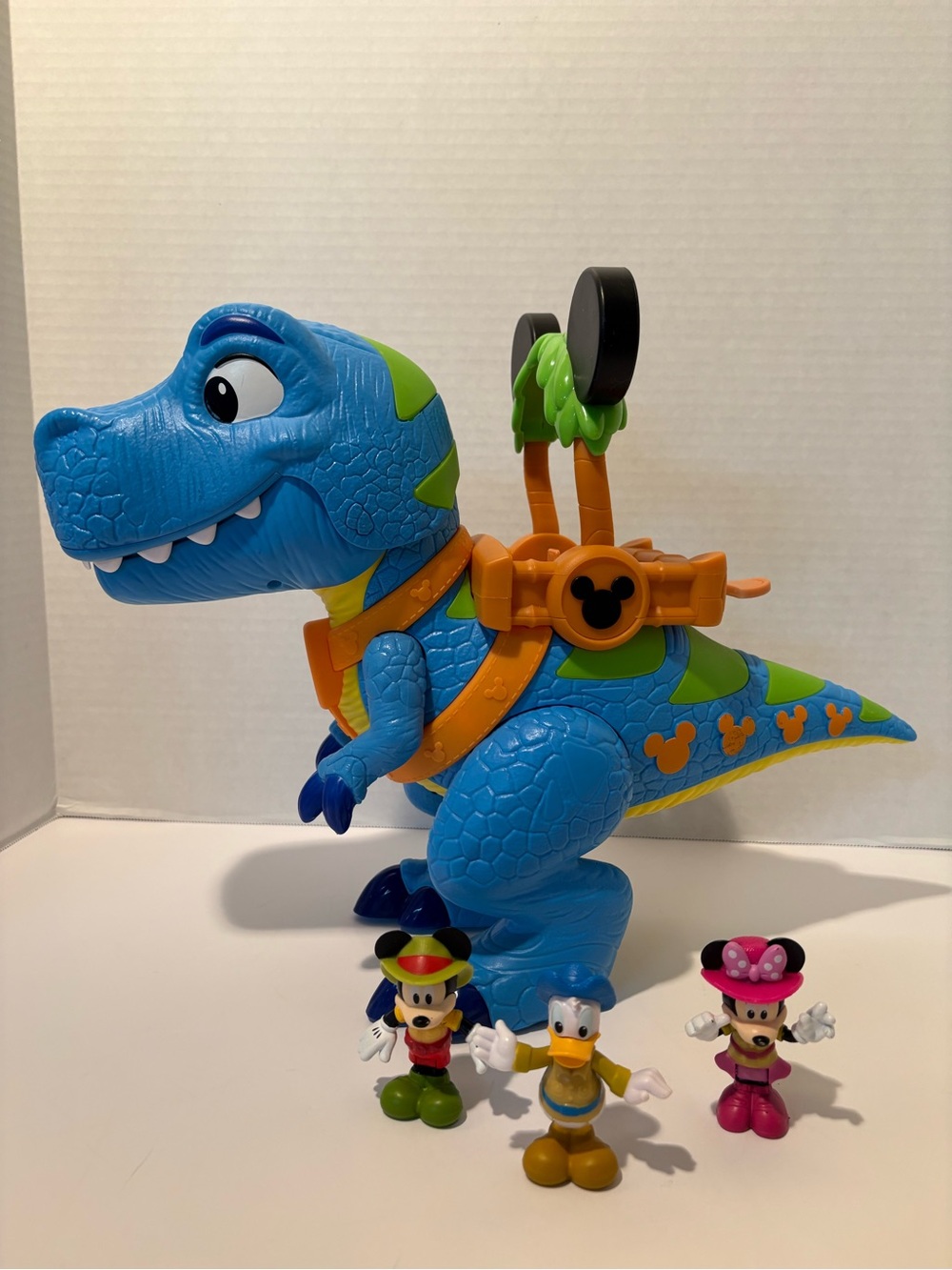 Disney Junior Roarin Safari Dino, 4-Piece Figures and Playset,